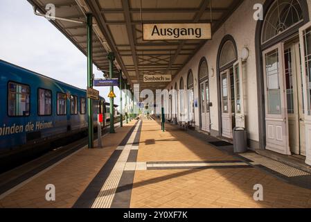 Vista di una stazione ferroviaria vuota nel sud della Germania Foto Stock