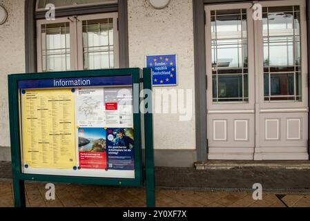 Cartelli informativi alla stazione ferroviaria a al confine tedesco con l'Austria. Foto Stock