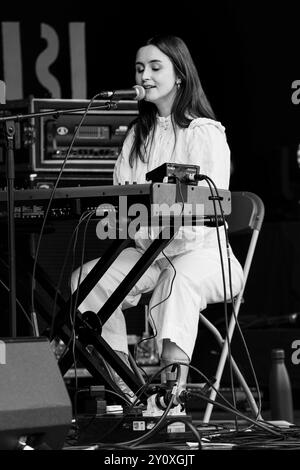 RACHAEL LAVELLE, CONCERTO, 2024: Rachael Lavelle suona il Walled Garden Stage. Terzo giorno del Green Man Festival 2024 al Glanusk Park, Brecon, Galles, il 17 agosto 2024. Foto: Rob Watkins. INFO: Rachael Lavelle è una cantautrice irlandese nota per il suo suono inquietante e atmosferico. Mescolando elementi di dark pop, musica classica ed elettronica, le sue potenti voci e i testi evocativi creano composizioni coinvolgenti e cinematografiche che esplorano temi di desiderio, isolamento e intensità emotiva. Foto Stock