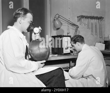 Effettivo 26-1951: Può essere usato come pilota. All'Institute of Aviation Medicine dell'aeronautica norvegese, gli aspiranti vengono testati per vedere se possono diventare piloti. Foto: Sverre A. Børretzen / Aktuell / NTB ***la foto non viene elaborata*** il testo dell'immagine viene tradotto automaticamente Foto Stock