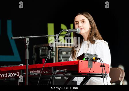 RACHAEL LAVELLE, CONCERTO, 2024: Rachael Lavelle suona il Walled Garden Stage. Terzo giorno del Green Man Festival 2024 al Glanusk Park, Brecon, Galles, il 17 agosto 2024. Foto: Rob Watkins. INFO: Rachael Lavelle è una cantautrice irlandese nota per il suo suono inquietante e atmosferico. Mescolando elementi di dark pop, musica classica ed elettronica, le sue potenti voci e i testi evocativi creano composizioni coinvolgenti e cinematografiche che esplorano temi di desiderio, isolamento e intensità emotiva. Foto Stock