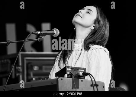 RACHAEL LAVELLE, CONCERTO, 2024: Rachael Lavelle suona il Walled Garden Stage. Terzo giorno del Green Man Festival 2024 al Glanusk Park, Brecon, Galles, il 17 agosto 2024. Foto: Rob Watkins. INFO: Rachael Lavelle è una cantautrice irlandese nota per il suo suono inquietante e atmosferico. Mescolando elementi di dark pop, musica classica ed elettronica, le sue potenti voci e i testi evocativi creano composizioni coinvolgenti e cinematografiche che esplorano temi di desiderio, isolamento e intensità emotiva. Foto Stock