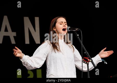 RACHAEL LAVELLE, CONCERTO, 2024: Rachael Lavelle suona il Walled Garden Stage. Terzo giorno del Green Man Festival 2024 al Glanusk Park, Brecon, Galles, il 17 agosto 2024. Foto: Rob Watkins. INFO: Rachael Lavelle è una cantautrice irlandese nota per il suo suono inquietante e atmosferico. Mescolando elementi di dark pop, musica classica ed elettronica, le sue potenti voci e i testi evocativi creano composizioni coinvolgenti e cinematografiche che esplorano temi di desiderio, isolamento e intensità emotiva. Foto Stock