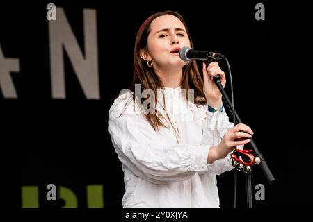 RACHAEL LAVELLE, CONCERTO, 2024: Rachael Lavelle suona il Walled Garden Stage. Terzo giorno del Green Man Festival 2024 al Glanusk Park, Brecon, Galles, il 17 agosto 2024. Foto: Rob Watkins. INFO: Rachael Lavelle è una cantautrice irlandese nota per il suo suono inquietante e atmosferico. Mescolando elementi di dark pop, musica classica ed elettronica, le sue potenti voci e i testi evocativi creano composizioni coinvolgenti e cinematografiche che esplorano temi di desiderio, isolamento e intensità emotiva. Foto Stock