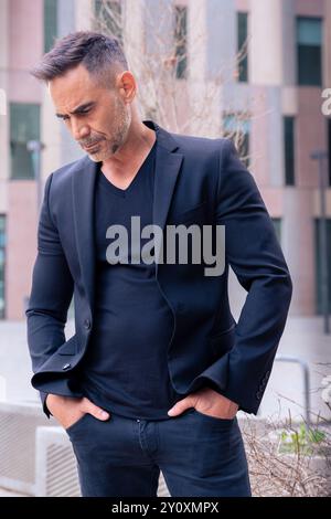 ritratto di un serio uomo d'affari all'aperto. Verticale Foto Stock