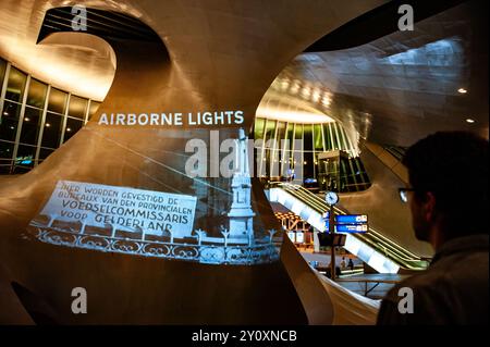 29 agosto, Arnhem. Poiché il 2024 settembre segna il 80° anniversario della battaglia di Arnhem, ogni giorno, al crepuscolo, proiezioni speciali illuminano gli edifici nel centro della città. La battaglia di Arnhem fu combattuta durante l'operazione Market Garden, il più grande assalto aviotrasportato della storia e una delle operazioni alleate più ambiziose della seconda guerra mondiale. Foto Stock