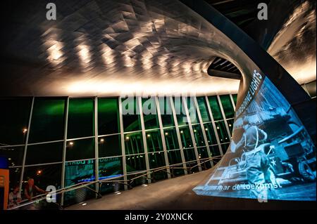 29 agosto, Arnhem. Poiché il 2024 settembre segna il 80° anniversario della battaglia di Arnhem, ogni giorno, al crepuscolo, proiezioni speciali illuminano gli edifici nel centro della città. La battaglia di Arnhem fu combattuta durante l'operazione Market Garden, il più grande assalto aviotrasportato della storia e una delle operazioni alleate più ambiziose della seconda guerra mondiale. Foto Stock