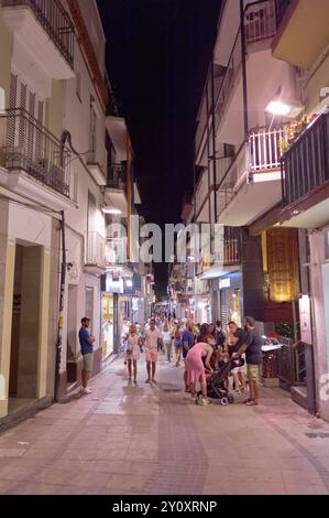 Sitges, Barcellona - 04 settembre 2024: Scena notturna urbana che mostra la vita quotidiana e l'atmosfera rilassata di una città costiera. Foto Stock