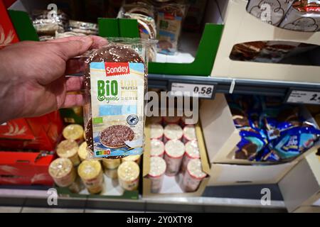 Barrette di cioccolato con etichetta biologica in un punto vendita Foto Stock