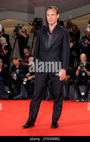 Venezia, Italia. 31 agosto 2024. Jude Law partecipa ad un Red carpet per il film "The Order" durante la 81a Mostra Internazionale d'Arte cinematografica di Venezia. Credito: SOPA Images Limited/Alamy Live News Foto Stock