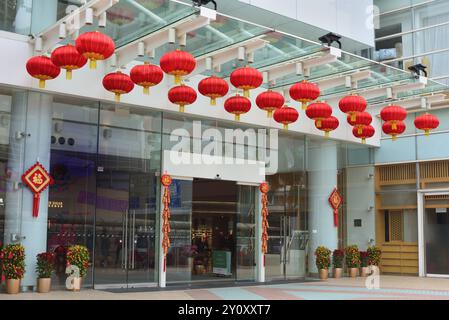 Decorazione del Capodanno Cinese fuori dall'entrata principale di un edificio commerciale Foto Stock