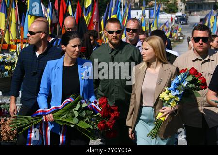 Lvov, Ucraina. 4 settembre 2024. Marketa Pekarova Adamova (sinistra in blu), Presidente della camera dei deputati della Repubblica Ceca, arrivò per una visita di un giorno nella città Ucraina occidentale di Leopoli, dove visitò le rovine di una casa distrutta nell'attacco notturno russo, il 4 settembre 2024. La foto la mostra al cimitero militare di Leopoli. Crediti: Martin Weiser/CTK Photo/Alamy Live News Foto Stock