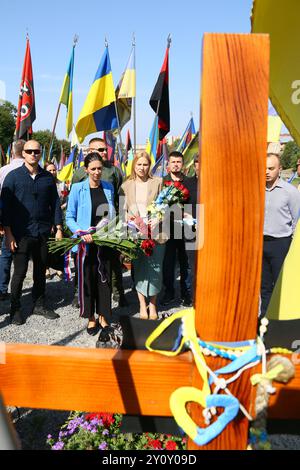 Lvov, Ucraina. 4 settembre 2024. Marketa Pekarova Adamova (in blu), presidente della camera dei deputati della Repubblica Ceca, arrivò per una visita di un giorno nella città Ucraina occidentale di Leopoli, dove visitò le rovine di una casa distrutta nell'attacco notturno russo, il 4 settembre 2024. La foto la mostra al cimitero militare di Leopoli. Crediti: Martin Weiser/CTK Photo/Alamy Live News Foto Stock
