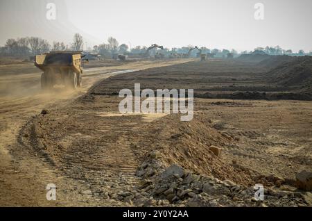 Deva, Hunedoara, Romania - 15 novembre 2011 macchine pesanti, la prima fase della costruzione dell'autostrada A1 Foto Stock