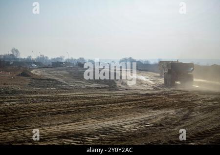 Deva, Hunedoara, Romania - 15 novembre 2011 macchine pesanti, la prima fase della costruzione dell'autostrada A1 Foto Stock