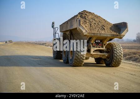 Deva, Hunedoara, Romania - 15 novembre 2011 macchine pesanti, la prima fase della costruzione dell'autostrada A1 Foto Stock