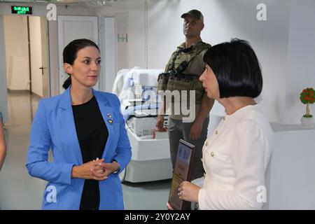 Lvov, Ucraina. 4 settembre 2024. Marketa Pekarova Adamova (a sinistra), Presidente della camera dei deputati della Repubblica Ceca, arrivò per una visita di un giorno nella città Ucraina occidentale di Leopoli, dove visitò le rovine di una casa distrutta nell'attacco notturno russo, il 4 settembre 2024. L'immagine la mostra nella parte appena aperta dell'ospedale di maternità, a cui la Repubblica Ceca ha contribuito. E' nel seminterrato per tenere al sicuro i neonati. Crediti: Martin Weiser/CTK Photo/Alamy Live News Foto Stock