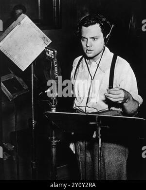 Orson Welles al lavoro nello studio della CBS radio, utilizzato in una storia della trasmissione War of the Worlds, 1938 Foto Stock