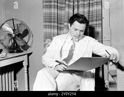 Foto d'epoca di Orson Welles, scrittore-direttore della produzione del Federal Theatre Project di Horse Eats Hat al Maxine Elliott's Theatre, 1936 Foto Stock
