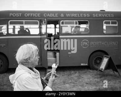 SAINT BURYAN ST BURYAN, RALLY DI VAPORE E TRATTORE E MOSTRA DI AUTO D'EPOCA, BICI E CANI Foto Stock