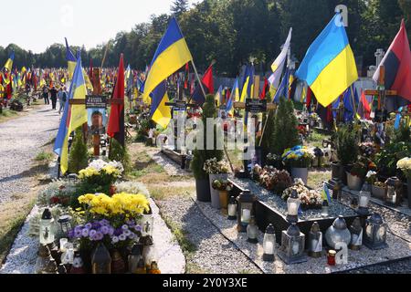 Lvov, Ucraina. 4 settembre 2024. Marketa Pekarova Adamova (non visibile), presidente della camera dei deputati della Repubblica Ceca, arrivò per una visita di un giorno nella città Ucraina occidentale di Leopoli, dove visitò le rovine di una casa distrutta nell'attacco notturno russo e il cimitero militare di Leopoli (nella foto), il 4 settembre 2024. Crediti: Martin Weiser/CTK Photo/Alamy Live News Foto Stock