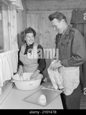 Effettivo 01- 1951: La grande avventura. La signorina Mabel Melrose di Preston in Australia e il tenente Audun Fristad di Terningmoen avevano inviato una corrispondenza per 10 mesi quando decisero che avrebbe attraversato l'oceano per sposarlo. Non si erano mai visti, scrivevano solo lettere lunghe e teneri, quindi la decisione che hanno preso è stata piuttosto audace. Quanto è divertente lavare i piatti insieme quando si è appena sposati e avere una nuova cucina! Se solo tutti i mariti facessero un sorriso quando devono aiutare le loro mogli con i piatti, CE ne sono molti che sospirano. Foto: Sverre A. Børretzen / A. Foto Stock