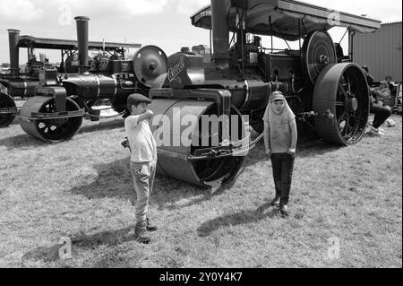 SAINT BURYAN ST BURYAN, RALLY DI VAPORE E TRATTORE E MOSTRA DI AUTO D'EPOCA, BICI E CANI Foto Stock