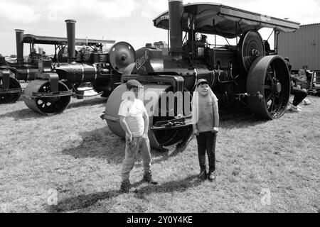 SAINT BURYAN ST BURYAN, RALLY DI VAPORE E TRATTORE E MOSTRA DI AUTO D'EPOCA, BICI E CANI Foto Stock