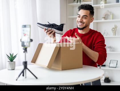 Fashion Blog. Young Arab Male Influencer registrazione di contenuti video a casa Foto Stock