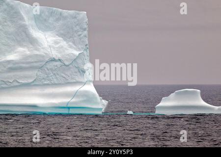 Un bellissimo iceberg blu pallido nel Mare del Labrador, Canada settentrionale Foto Stock