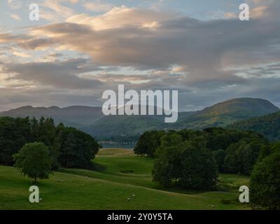 La vista del paesaggio estivo dal castello di Wray a Low Wray nel Lake District Cumbria Inghilterra Regno Unito Foto Stock