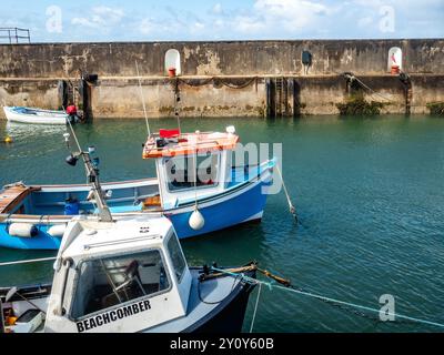 Portrush, Irlanda. 4 luglio 2024. Vista delle barche da pesca legate in un piccolo porto. Il sentiero "Ireland Way" va dal sud della Repubblica d'Irlanda all'Irlanda del Nord, e nel mezzo attraversa diverse piccole città che rappresentano molto bene l'Irlanda rurale. Credito: SOPA Images Limited/Alamy Live News Foto Stock