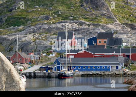 Il remoto villaggio di aappilattoq è praticamente inaccessibile via terra Foto Stock