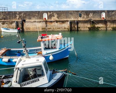 Portrush, Irlanda. 4 luglio 2024. Vista delle barche da pesca legate in un piccolo porto. Il sentiero "Ireland Way" va dal sud della Repubblica d'Irlanda all'Irlanda del Nord, e nel mezzo attraversa diverse piccole città che rappresentano molto bene l'Irlanda rurale. (Foto di Ana Fernandez/SOPA Images/Sipa USA) credito: SIPA USA/Alamy Live News Foto Stock