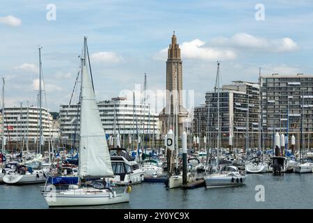 Le Havre Harbour con la chiesa di San Giuseppe sullo sfondo, le Havre, Francia Foto Stock