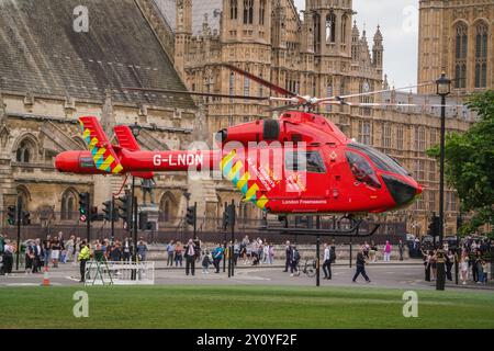 Londra, Regno Unito. 4 settembre 2024. Un'ambulanza aerea atterra a Parliament Square dopo che una persona su una bicicletta è stata colpita e gravemente ferita da un camion fuori dal parlamento mentre il primo ministro Keir Starmer è arrivato per il credito di PMQ: Amer Ghazzal/Alamy Live News Foto Stock