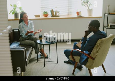 Discussione delle strategie nell'ambiente moderno dell'ufficio Foto Stock