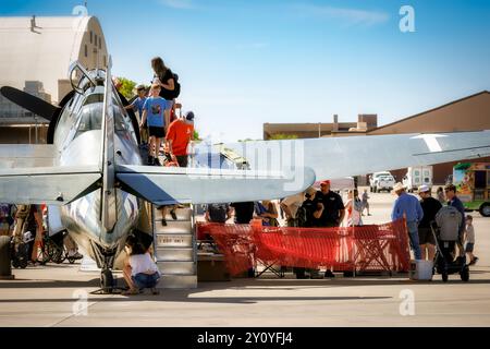 I fan dell'Airshow sbirciano nella cabina di pilotaggio di TBM Avenger al Legacy of Liberty Airshow del 2024 presso la Holloman Air Force base vicino ad Alamogordo, New Mexico. Foto Stock