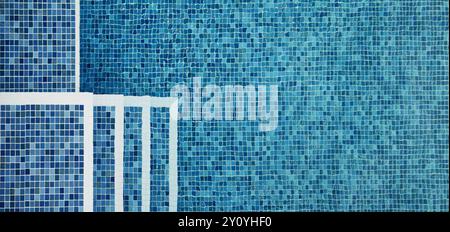 Vista simmetrica dei gradini Di Una piscina dalle piastrelle blu dall'alto con onde d'acqua, Regno Unito Foto Stock