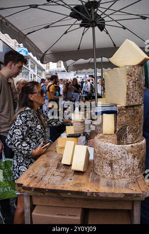 Cheese maker locale il giorno del mercato a Frome, Somerset in estate Foto Stock