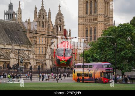 Londra, Regno Unito. 4 settembre 2024. Un'ambulanza aerea atterra nella piazza parlamentare dopo che una persona in bicicletta è stata colpita e gravemente ferita da un camion fuori dal parlamento mentre il primo ministro Keir Starmer è arrivato per il credito di PMQ: Amer Ghazzal/Alamy Live News Foto Stock