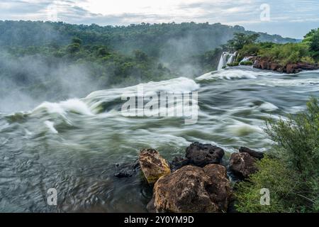 Il fiume Iguazu scorre sul precipizio della cascata San Martin nel Parco Nazionale delle Cascate Iguazu in Argentina. Salto Escondido o il Wat nascosto Foto Stock