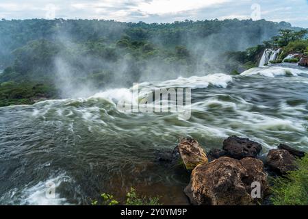 Il fiume Iguazu scorre sul precipizio della cascata San Martin nel Parco Nazionale delle Cascate Iguazu in Argentina. Salto Escondido o il Wat nascosto Foto Stock