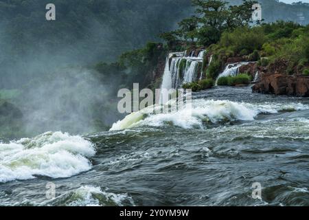 Il fiume Iguazu scorre sul precipizio della cascata San Martin nel Parco Nazionale delle Cascate Iguazu in Argentina. Salto Escondido o il Wat nascosto Foto Stock