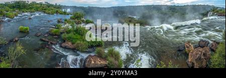 Un'immagine panoramica del fiume Iguazu che scorre sul precipizio della cascata San Martin nel Parco Nazionale delle Cascate Iguazu in Argentina. Un Wor UNESCO Foto Stock