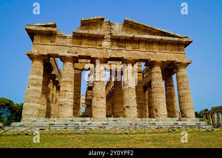 Immagini a colori e fotografi la magnificenza dei templi e degli scavi archeologici dell'antica città greca di Paestum, Italia, Campania, sale Foto Stock