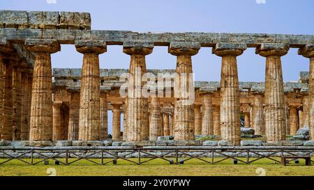 Immagini a colori e fotografi la magnificenza dei templi e degli scavi archeologici dell'antica città greca di Paestum, Italia, Campania, sale Foto Stock