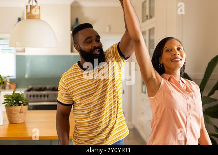 Ballare insieme in cucina, coppie che si godono momenti di qualità a casa, in cucina Foto Stock