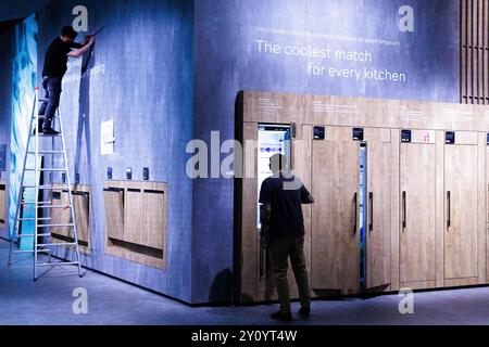 Berlino, Germania. 4 settembre 2024. I lavoratori preparano l'area espositiva del produttore di elettrodomestici Siemens all'IFA International Consumer Electronics Fair. Credito: Carsten Koall/dpa/Alamy Live News Foto Stock