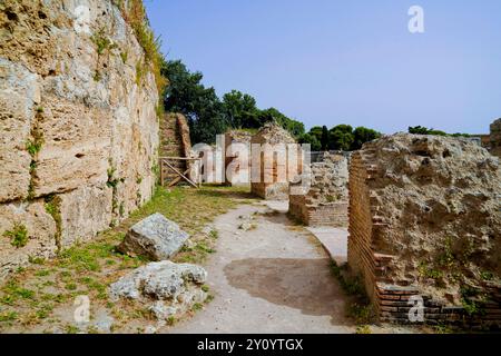 Immagini a colori e fotografi la magnificenza dei templi e degli scavi archeologici dell'antica città greca di Paestum, Italia, Campania, sale Foto Stock